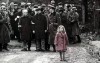 小女孩在臨刑前拉著納粹士兵的手說了『一句話』，頓時讓這些冷血暴徒淚崩....