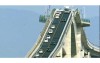 這座日本大橋堪比「雲霄飛車」根本超陡  但上橋後的「一線天美景」映入眼簾...